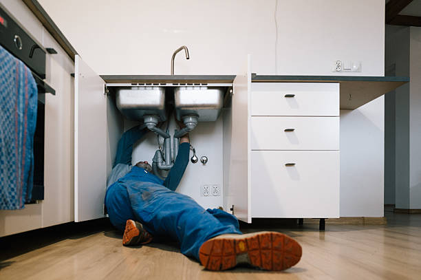 Professional Emergency Plumber technician working in Scurry, TX